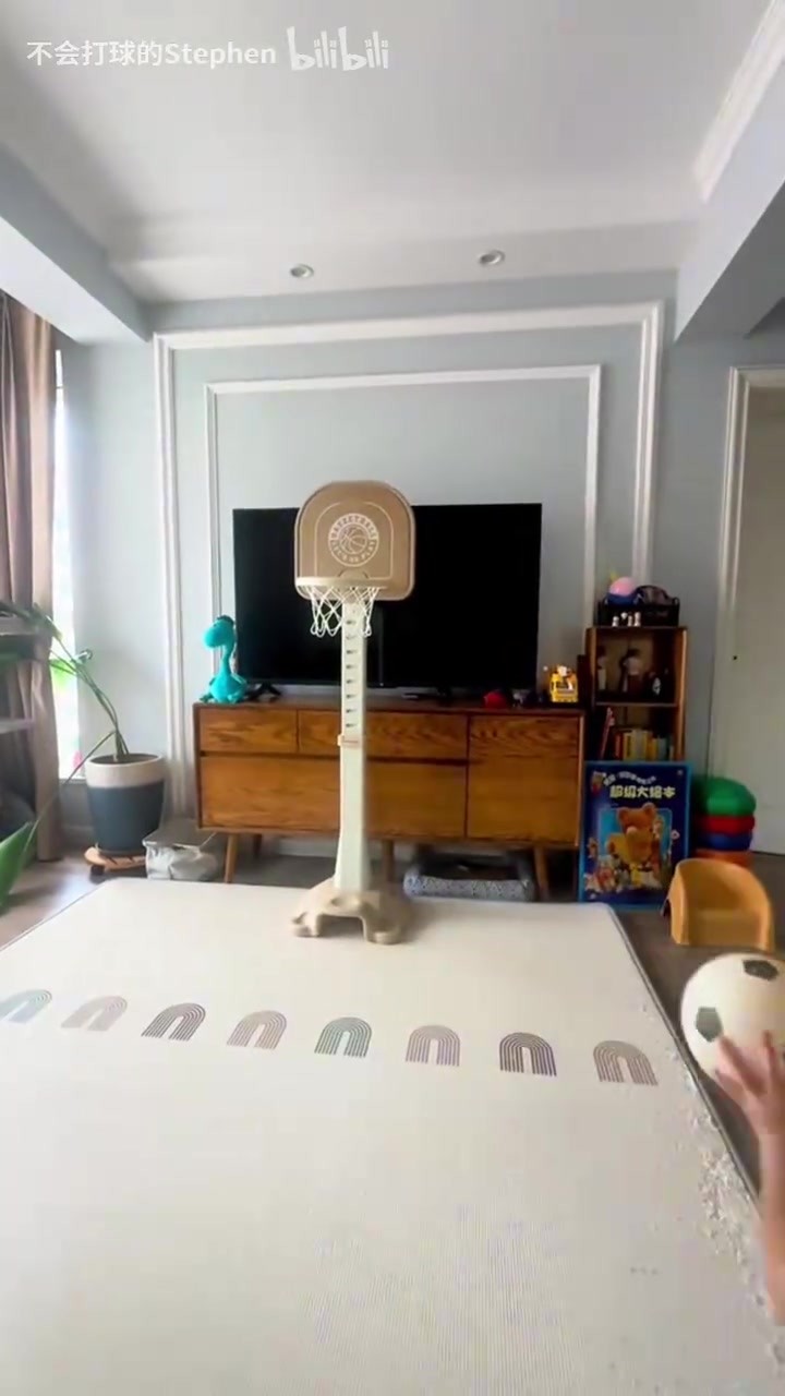 不像刚学的,像上辈子没忘干净!太老练了!这就是篮球神童吧🤣