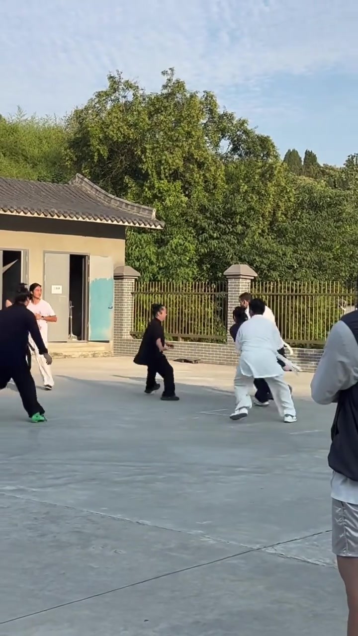 来武当修行一下?😂狄龙与道士们一起打球,结果投了记三不沾