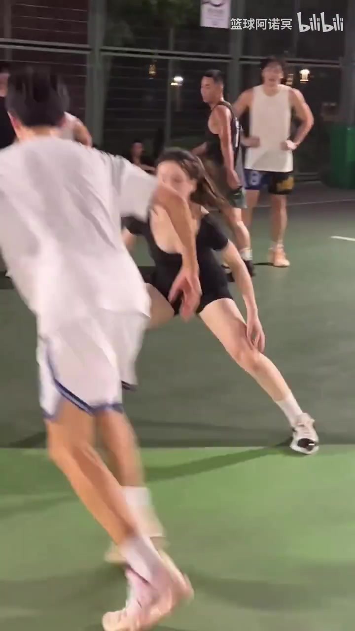 谁说女生打球软?这防守粘度和进攻强度,男生看了都服👀